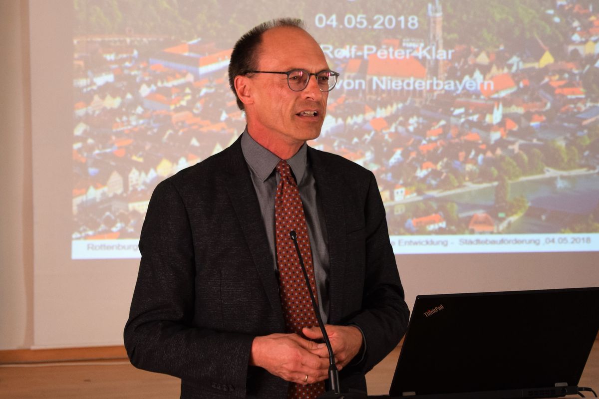5 Rolf Peter Klar von der Regierung von Niederbayern stellte die Förderprogramme der Städtebauförderung vor