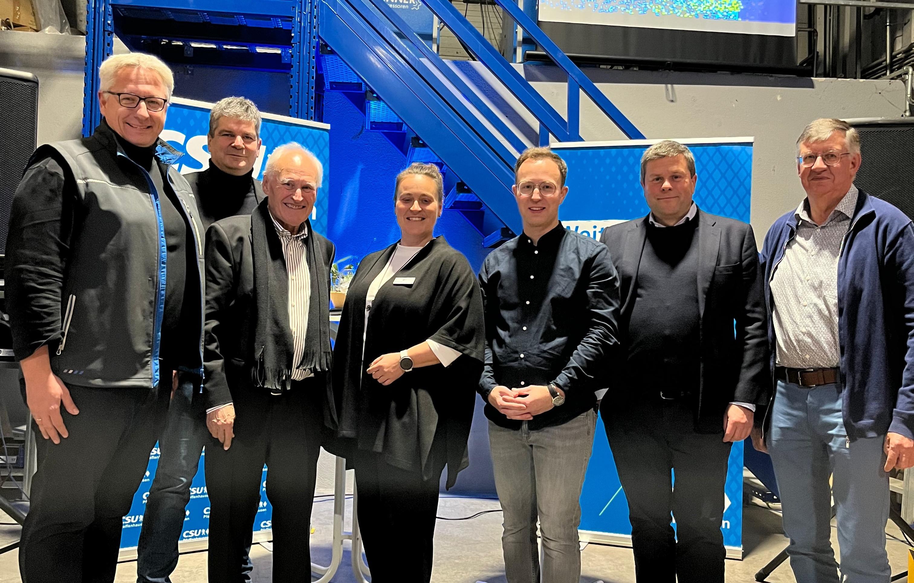 Foto von links nach rechts: CSU-Fraktionssprecher Michael Wensauer, CSU-Vorsitzender Hermann Dürmeyer, Staatsminister a. D. Erwin Huber, Gastgeberin Simone Schmaus, Bürgermeister Florian Hölzl, Unternehmer Thomas Bader und 3. Bürgermeister Josef Hyronimus (Foto: Michael Stiglmaier)