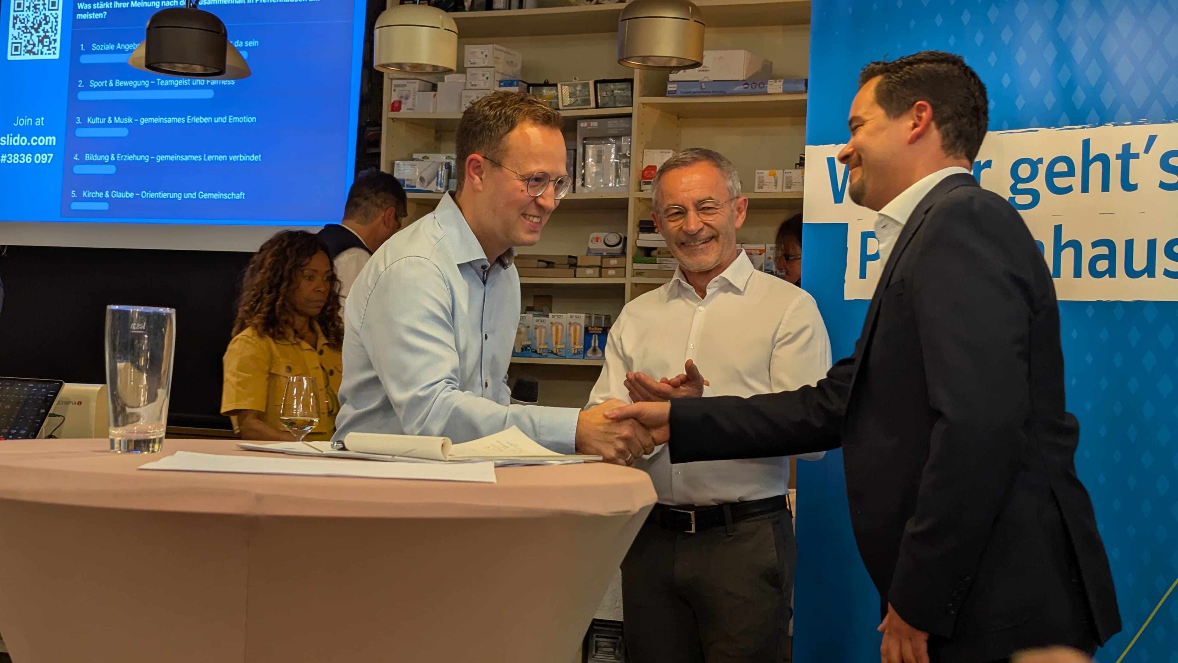 Bürgermeister Florian Hölzl, DTB-Präsident Dr. Alfons Hölzl und AWO-Geschäftsleiter Philipp Buchta (von links nach rechts)